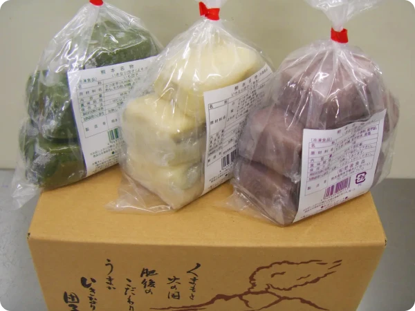 個包装され、商品表示ラベルを付けて出荷される3種類のいきなり団子